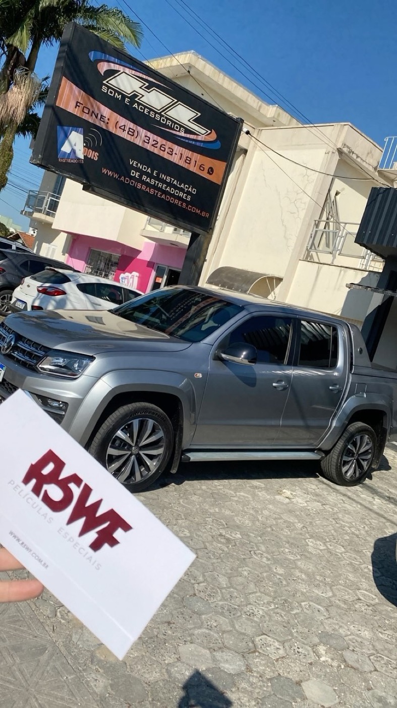 Amarok em frente à loja HL em Tijucas