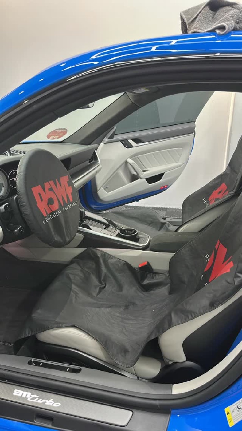 Interior de Porsche 911 Turbo preparado para aplicação de película R5WF