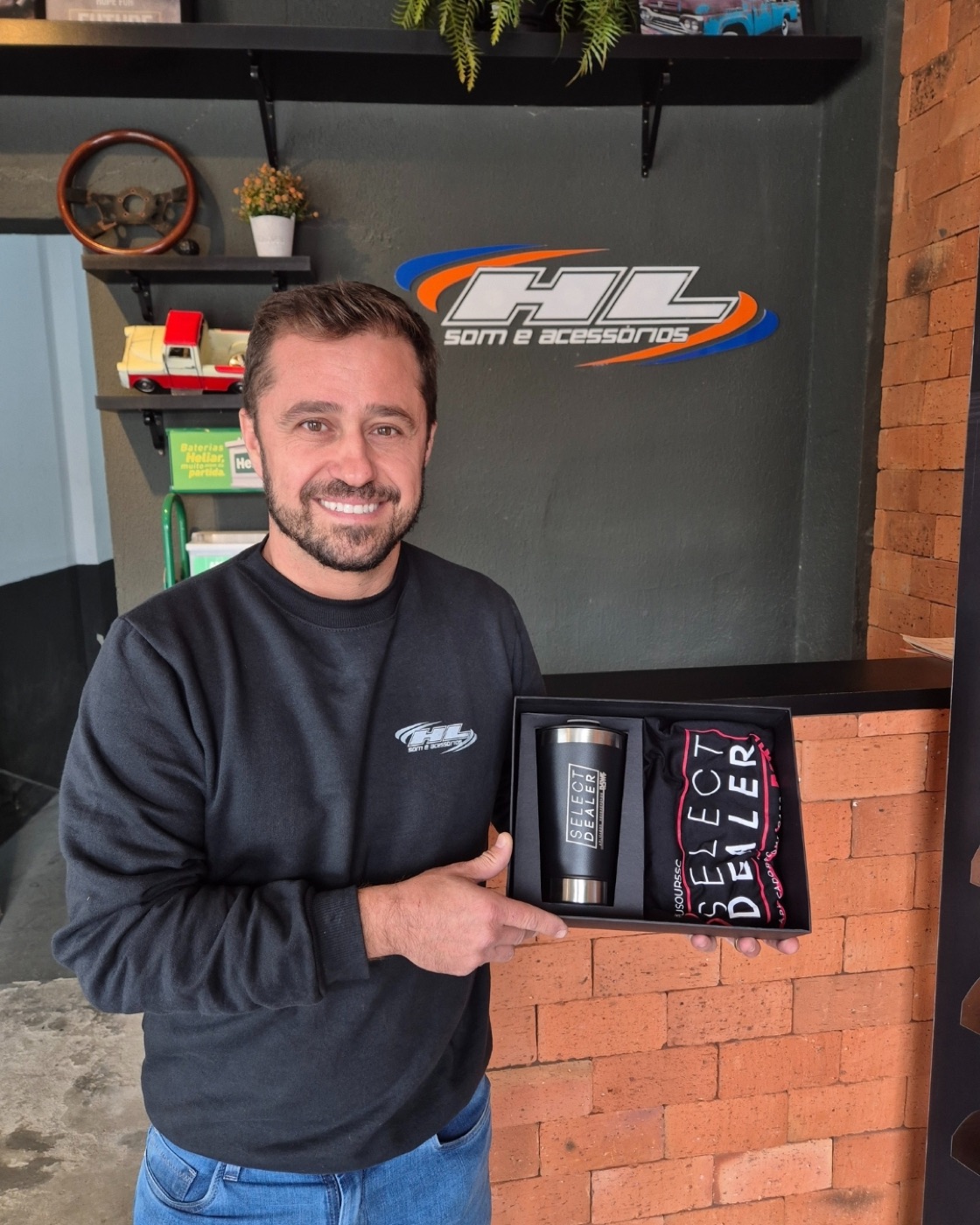 Entrega do kit Select Dealer R5WF na HL Som e Acessórios